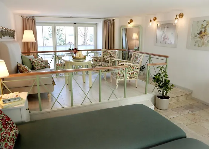 Marvelosa - By The Chain Bridge