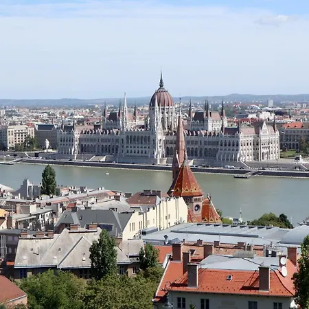 Marvelosa - By The Chain Bridge * בודפשט