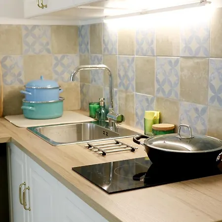 Marvelosa - By The Chain Bridge