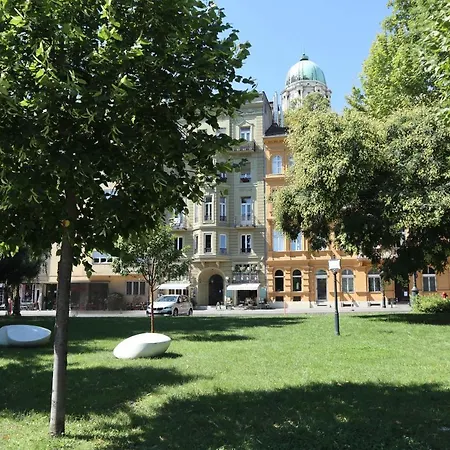 Marvelosa - By The Chain Bridge Budapesta