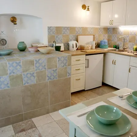 Marvelosa - By The Chain Bridge *