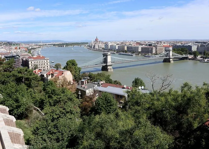 Marvelosa - By The Chain Bridge