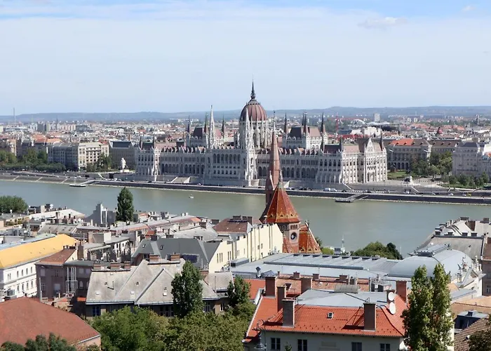 Marvelosa - By The Chain Bridge * Budapest