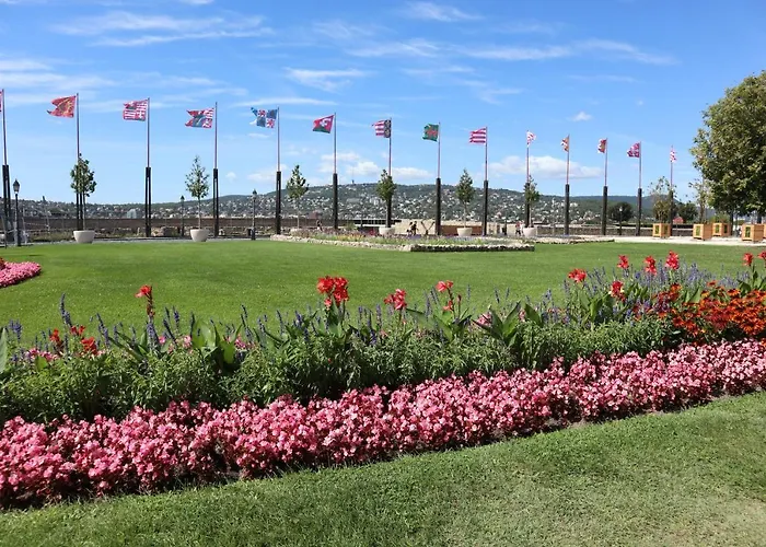 Marvelosa - By The Chain Bridge