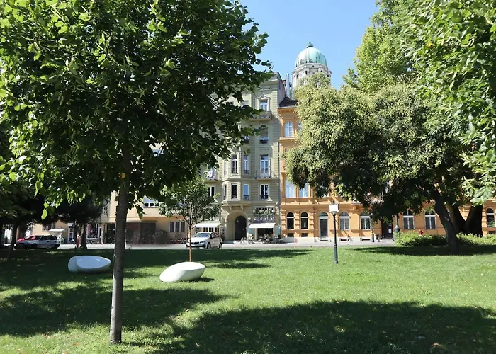 Marvelosa - By The Chain Bridge Budapesta
